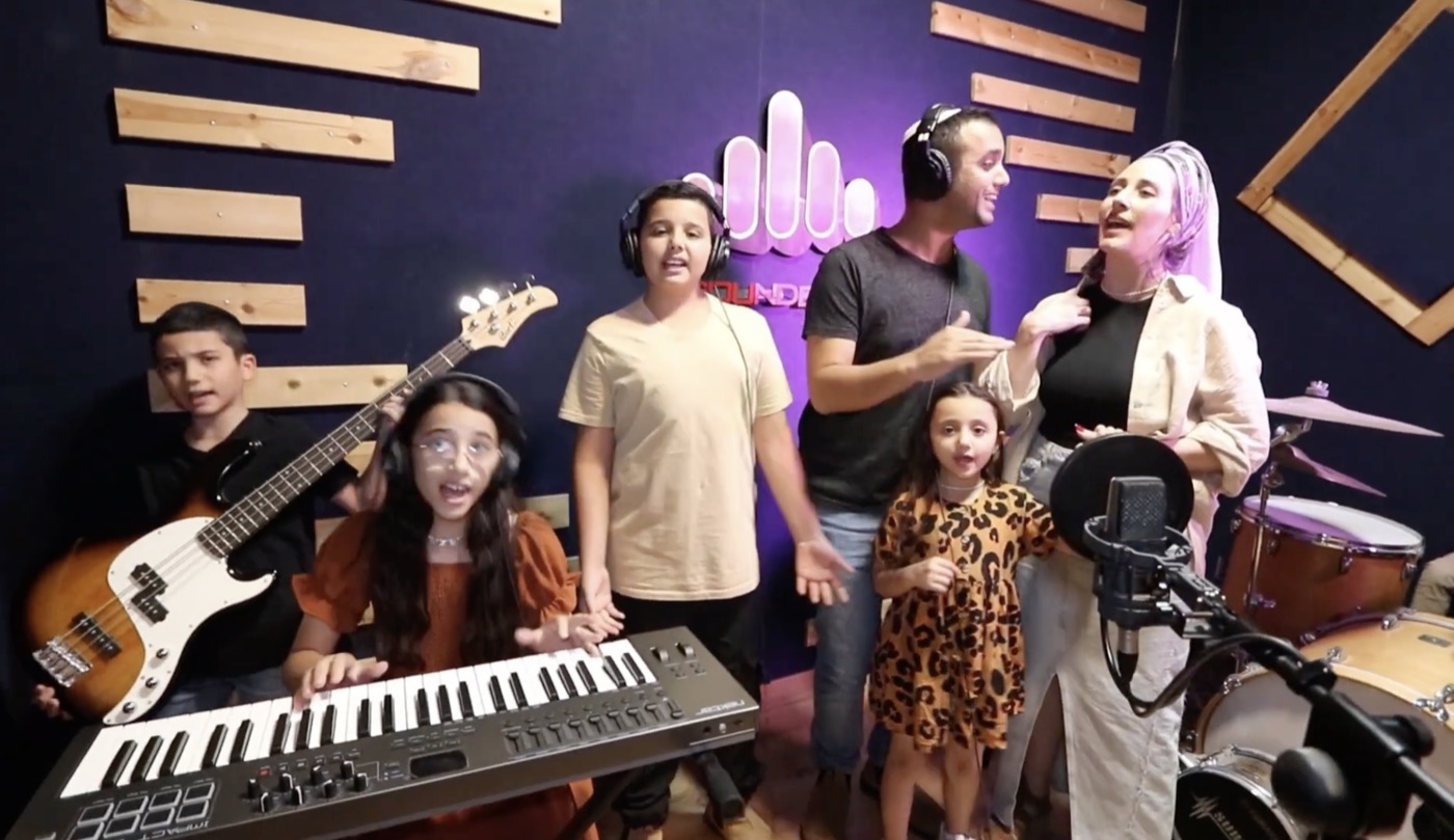 משפחה מקליטה יחד באולפן